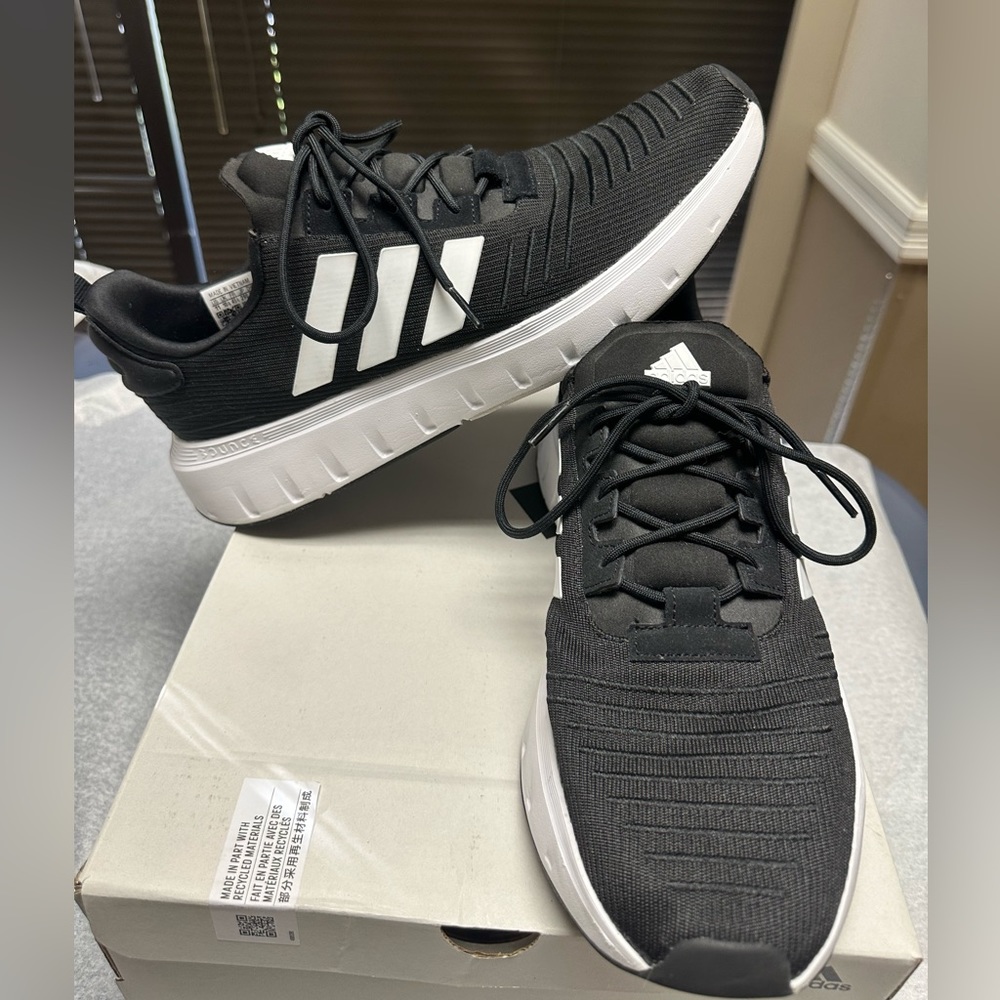 🛑SOLD Adidas Swift Run. Black and White. Mens 11 excellent condition 🛑 SOLD
